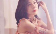 김하늘, 결혼 후 화보 통해 근황 공개…눈부신 여름 햇살로도 가릴 수 없는 미모