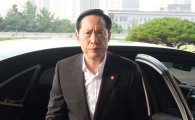 [포토]송영무 국방장관, 굳은 표정으로 출근