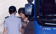 [포토]호송차에서 내리는 박근혜 전 대통령