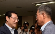 [포토]김주영 한국노총 위원장 맞이하는 이용섭 