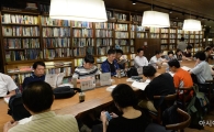 [포토]무더위 잊은 채 '독서 삼매경'
