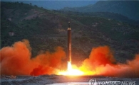 북 전략군 “‘화성-12’ 4발로 괌 포위사격 검토”