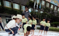 [포토]광복절 대형손태극기 만들기
