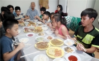 마을 밥상 모여 식사하니 웃음꽃 가득