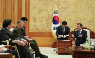 文 대통령 "한반도 안보 상황 엄중"…던포드 "전쟁 없이 해결 기대"