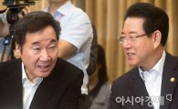 [포토]김영록 농림부 장관 보고받는 이낙연 총리