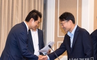 [포토]장하성 정책실장과 인사하는 류영진 식약처장