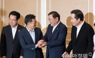 [포토]반갑게 인사하는 김동연 경제부총리·김태년 의장