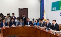 與 "적폐청산 속도전…'상식 대 비상식' '특권 대  평등'의 새로운 구도 만들어야"(종합)