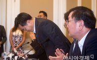 [포토]김동연, "문재인 정부 첫 예산안, 잘 부탁합니다"