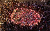 [포토]슬픔에 빠진 스페인…촛불 밝힌 시민들