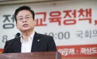 정우택 “탁현민 기획, 대통령 대국민 보고…천박한 오락” 맹비난