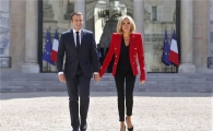 반대여론에 물러난 마크롱…"영부인 직위 없던 일로"