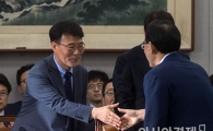 [포토]장하성 실장과 인사하는 주호영 원내대표