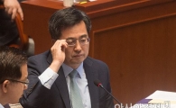 [포토]안경 바로쓰는 김동연 부총리