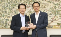 김영종 종로구청장, 국민건강보험공단 감사패 받아