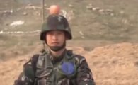 중국군, 전우 머리 위의 사과 사격 훈련