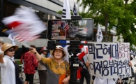 [포토]이재용 무죄 집회 생중계하는 보수단체
