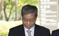 [포토]법정 들어서는 장충기 전 삼성 차장