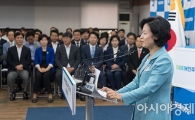 [포토]기자간담회 갖는 추미애 대표