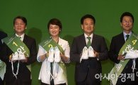 [포토]운동화 선물받은 국민의당 대표 후보들