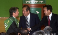 [포토]인사 나누는 손학규 상임고문·안철수 신임 대표