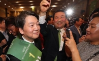 [포토]축하받는 안철수 신임 당 대표
