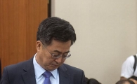 [포토]핸드폰 확인하는 김동연 부총리