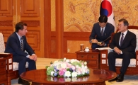 文 대통령, '대표적 지한파' 로이스 美하원 외교위원장 접견