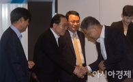 [포토]참석자들과 인사나누는 안충영 동반성장위원장