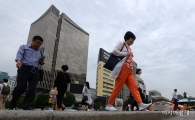 [포토]8월에 긴팔 입은 시민들