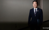 [포토]브리핑룸 들어서는 김상곤 부총리