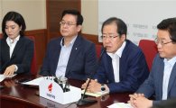 한국당 '외교·안보 상임위' 참여…본회의 불참·규탄대회 열어