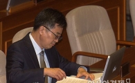 [포토]자료 확인하는 김동연 경제부총리
