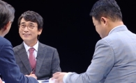 ‘썰전’ 유시민 “거의 10년 만에 대통령 선물 받았다”