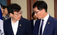 [포토]이야기 나누는 김상조 공정위원장과 이성기 고용부 차관