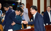 [포토]악수 나누는 김동연·김상조
