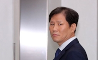 [포토]취재진 돌아보는 안봉근 전 비서관