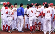 [포토]이승엽과 인사하는 SK 선수단