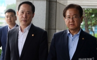 [포토]국방부 들어서는 송영무 장관과 서주석 차관