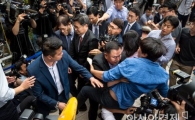 [포토]김장겸 MBC 사장 자진 출석, 인터뷰 저지 당하는 MBC 기자