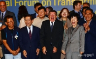 [포토]함박웃음 짓는 가이 라이더 ILO 사무총장과 참석자들