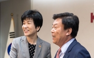 [포토]박성택 중기중앙회장과 인사 나누는 김영주 장관