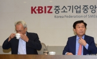 [포토]물 마시고 넥타이 정돈하는 문성현·박성택