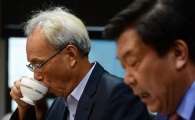 [포토]목 축이는 문성현 노사정위원장