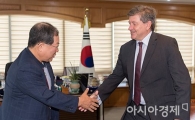 [포토]가이 라이더 ILO사무총장 만나는 박병원 경총회장