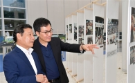 윤장현 광주시장, 택시운전사 김사복 아들 김승필씨와 힌츠페터전 관람  
