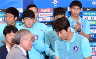 [포토]꽃다발 받는 이동국