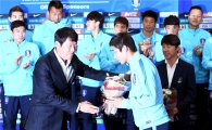 [포토]이근호에게 꽃다발 건네는 차범근 전 감독