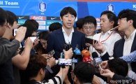 [포토]인터뷰하는 신태용 감독
